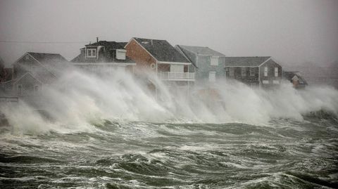 Las olas chocan con las fachadas de las viviendas en Scituate, Massachusetts, debido a la tormenta que sufre la zona
