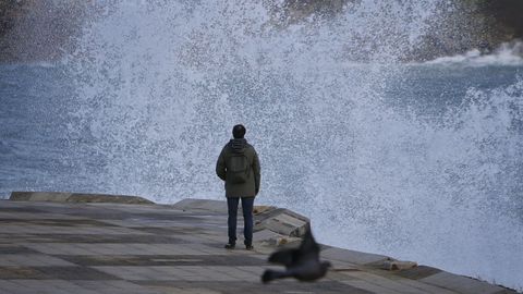 Fuerte oleaje en el paseo mar�timo este viernes