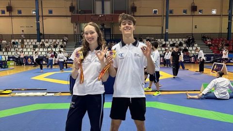 Ekaterina Reb�n y Roi Fraga con las medallas conseguidas en el Campeonato de Espa�a de Taekuondo Sub-21