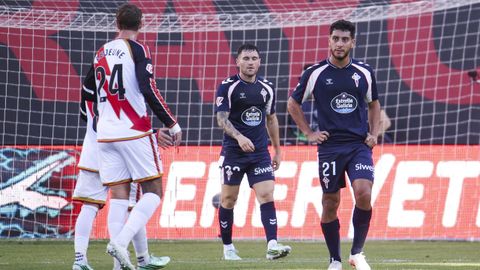 Celta y Rayo disputan un partido de la Liga en Vallecas.
