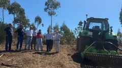 La alcaldesa de Ribeira, Mar�a Sampedro, y el gerente de Xestur, Diego Toja, supervisaron los estudios geol�gicos y geot�cnicos para el nuevo pol�gono
