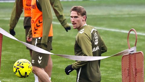 El futbolista del Celta Carl Starfelt, en un entrenamiento.