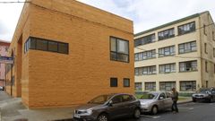 En el solar del antiguo edificio sindical (derecha) se levantar� un nuevo inmueble para ampliar el centro de salud actual