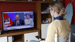 Anna Uvarova, casada con un gallego, sigue las noticias de la guerra en su casa de Santiago