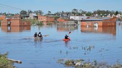 Argentinos utilizan kayaks para desplazarse en la ciudad de Baha Blanca, en la provincia de Buenos Aires.