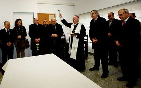 El arzobispo de Santiago, Juli�n Barrio, bendice el nuevo comedor social de C�ritas de Cee.