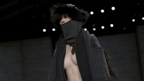 Una modelo presenta las creaciones para la temporada Oto�o/Invierno del dise�ador Nicholas K.