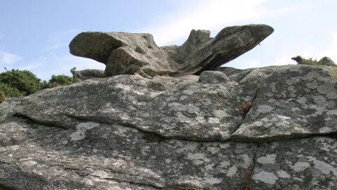 Oso y Avión (foto). En los casos de la Pedra do Oso y O Avión las rocas resultaron dañadas cuando de las llevaron. El hecho de que ambos elementos fueron conocidos y apreciados fue determinante para que los devolvieran. Es lo que puede ocurrir en el caso de la Pedra Furada de Ogas, muy fotografiada