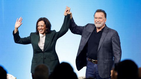 La exvicepresidenta dem�crata, Kamala Harris, con el actor y exgobernador republicano de California, Arnold Schwarzenegger, este martes en Viena
