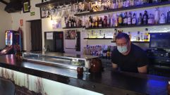 Manuel Galindo, el �nico hostelero que mantiene abierto su bar en el municipio confinado m�s peque�o de Espa�a, ubicado en Valladolid 