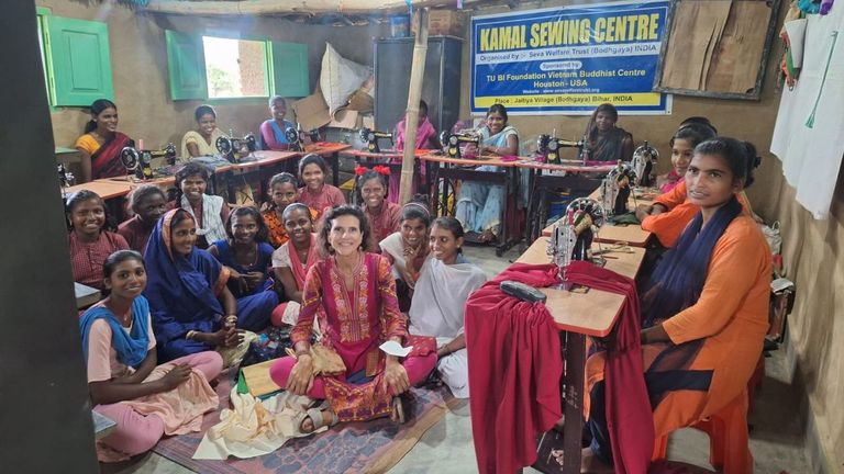 Teresa Vila, presidenta de la ONG Escuela de Shantidi, junto a las mujeres indias que trabajan el taller de costura