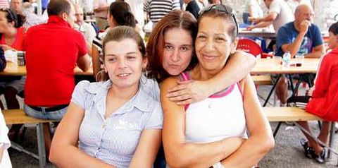 Josefa, Dolores y Chelo, arriba, probaron el pulpo, al igual que Paula, Jina y Elena.