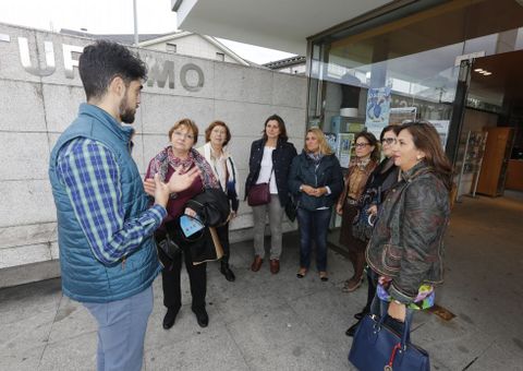 Turismo de Viveiro organiz una visita guiada por el casco histrico y un taller en el centro RegalXunqueira para los acompaantes. 