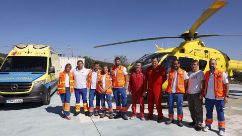 El equipo del 061 -tcnicos, pilotos, enfermeros y mdicos- en la base area de Pior