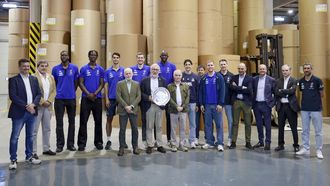 De izquierda a derecha, Paulo Alonso (jefe de Deportes de La Voz), Santiago P�rez (director gerente de La Voz), Mus Barro, Abdou Thiam, Jacobo D�az (jugadores), Lois Blanco (presidente de La Voz), Strahinja Micovic, Pablo de Amallo (presidente del B�squet Coru�a), Ilimane Diop (jugador), Enrique Mu�oz (consejero del B�squet Coru�a), Caio Pacheco (jugador), Gustavo Gago (preparador f�sico), Paul Jorgensen (jugador), Eduardo Seoane (fisioterapeuta), Rub�n Santamarta (director de La Voz), Xos� Lu�s Vilela (director de la Fundaci�n Santiago Rey Fern�ndez-Latorre), Fernando Hidalgo (subdirector de La Voz) y Carlos Penedo (entrenador ayudante).