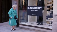 Una seora, mirando los escaparates del Black Friday en A Corua