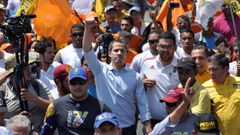 Juan Guaid�, escoltado por cientos de simpatizantes, tras el tiroteo que sufri� en Barquismeto