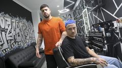 Iv�n Parafita (de pie) y Dami�n Veiga (sentado) abrieron Barber�a Niza en el barrio del Ensanche.