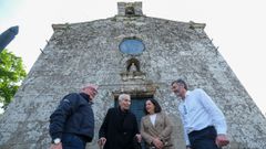  El director territorial de la Conseller�a de Cultura, Severino �lvarez,  el p�rroco Miguel Estalote, la delegada de la Xunta en A Coru�a, Bel�n do Campo, y  el alcalde de Vilasantar, Fernando P�rez.