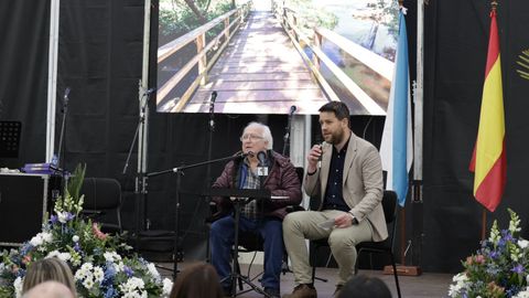 El alcalde Francisco Cajoto present� al pregonero de la fiesta, Xes�s Basanta