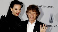 L'Wren Scott y Mick Jagger a su llegada a la gala de cine contra el sida como parte del Festival de Cine de Cannes el 20 de mayo del 2010