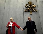 Marie Collins, miembro de la comisi�n, y el portavoz del Vaticano, Federico Lombardi.