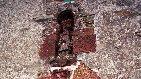 Una imagen de la Virgen esculpida en pedra cabaleira en la fachada principal de la iglesia de Santa Mara de Bendill