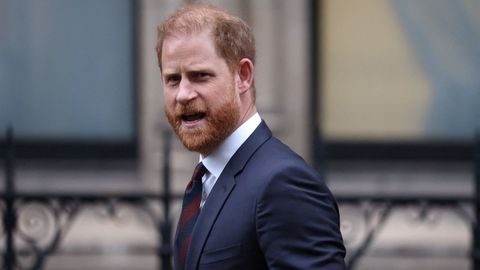 El pr&iacute;ncipe Harry, tras declarar ante el juez en Londres