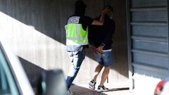 Traslado de uno de los detenidos, esposado, al juzgado para prestar declaraci�n.