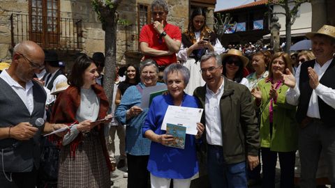 Luis Menor con outra das gaadoras das fachadas engalandas