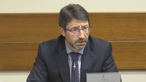 El exconsejero de Industria, Enrique Fern�ndez, durante su comparencia en la comisi�n de investigaci�n sobre el accidente de la mina de Cerredo (Dega�a)