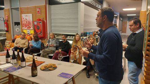 �scar Gonz�lez, a la derecha junto a Roberto Regal, en la presentaci�n de sus vinos