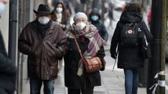 Gente con mascarillas en las calles del centro de Monforte