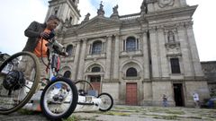 Uno de los trabajadores de la empresa, pasando el georradar en el atrio de la Catedral de Lugo