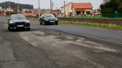 Pavimento deshecho en la FE-13, el vial de titularidad estatal que conecta la zona de los hospitales con el pol�gono de A G�ndara.