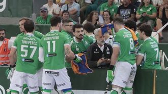 Los jugadores del Liceo, escuchando las indicaciones de Juan Copa durante el primer partido de la final ante el Igualada.