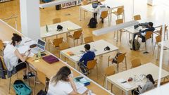 Imagen de archivo de estudiantes de bachillerato en la Biblioteca Central Rosala de Castro del Campus de Ourense