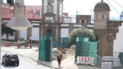 Trabajos de derribo de la muralla en el entorno de la puerta del Dique del Arsenal, en una imagen de este lunes.