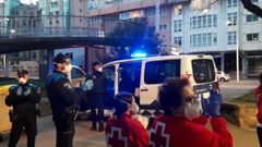 Polic�as y personal de la Cruz Roja aplauden el trabajo de los sanitarios en el centro de acogida de Riazor