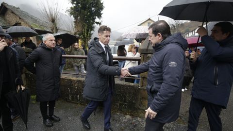 El alcalde de Villablino, Mario Rivas (i), y el presidente de la Junta de Castilla y Le�n, Alfonso Fern�ndez Ma�ueco (d), asisten al funeral por el minero Anilson Soares de Brito,