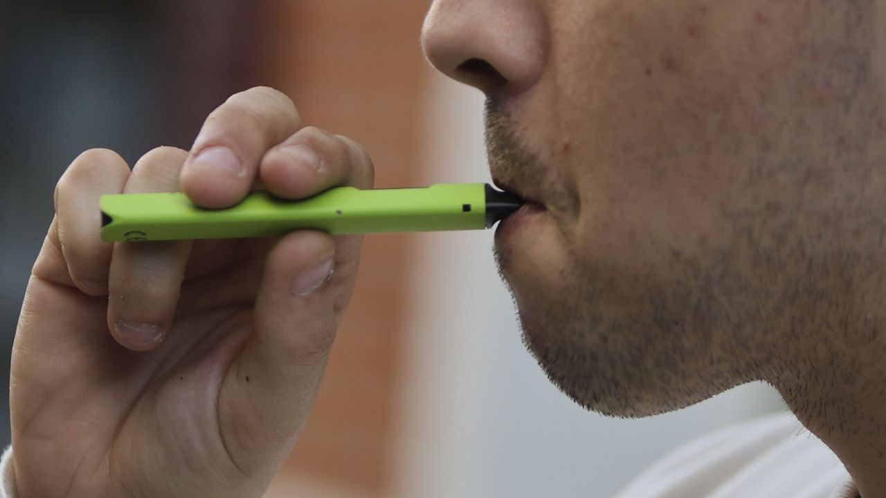 La ciencia se prepara para un probable aumento del cáncer por los cigarrillos electrónicos: «Un consumidor habitual puede hacer más de 70.000 inhalaciones al año»