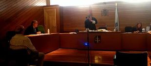 A la izquierda, Guti�rrez Aranguren, y presidiendo la sala, V�zquez Ta�n. 