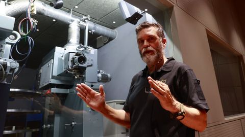imax.El t�cnico de la Domus Jos� Luis Soto muestra con�sus manos el tama�o de los carreteres que son necesarios para albergar las pel�culas rodadas en IMAX