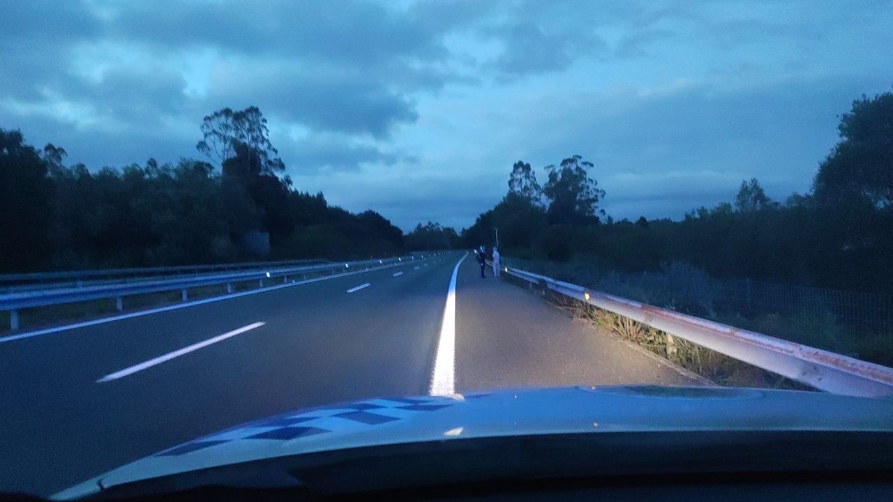 La Policía Local de Ordes rescata a un octogenario que caminaba por la autopista AP-9