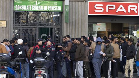 Pakistan�es esperan facendo cola ante o consulado en Barcelona para regularizar a s�a situaci�n en Espa�a