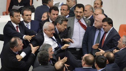 Diputados del partido gubernamental, el islamista Justicia y Desarrollo (AKP), llegan a las manos durante una discusi�n sobre una resoluci�n de seguridad interna en el Parlamento turco en Ankara (Turqu�a).