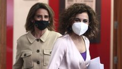 La vicepresidenta cuarta y ministra para la Transici�n Ecol�gica y el Reto Demogr�fico, Teresa Ribera (izquierda); y la ministra portavoz y de Hacienda, Mar�a Jes�s Montero, a su llegada hoy a la rueda de prensa tras el Consejo de Ministros