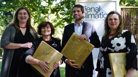 El ministro de Cultura, Ernest Urtasun (2d) con las tres pandereteras que intervienen en la inauguraci�n de la I Bienal Clim�tica