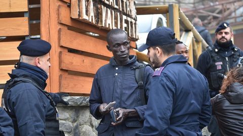 Agentes de polic�a en Claviere, Italia