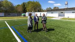 Susana Rodrguez, Jos Manuel Baltar y Manuel Rodrguez en el campo de ftbol